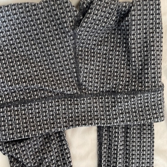 Ivivva by lululemon athletic pants in black and grey mix size youth 10 - Picture 3 of 6
